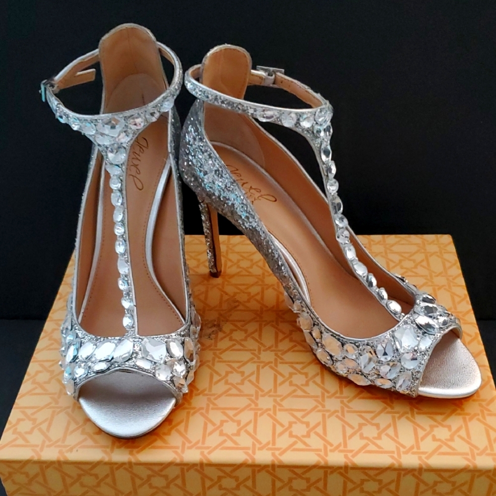 Jewel Badgley Mischka Silver Glitter Heels Size 7.5